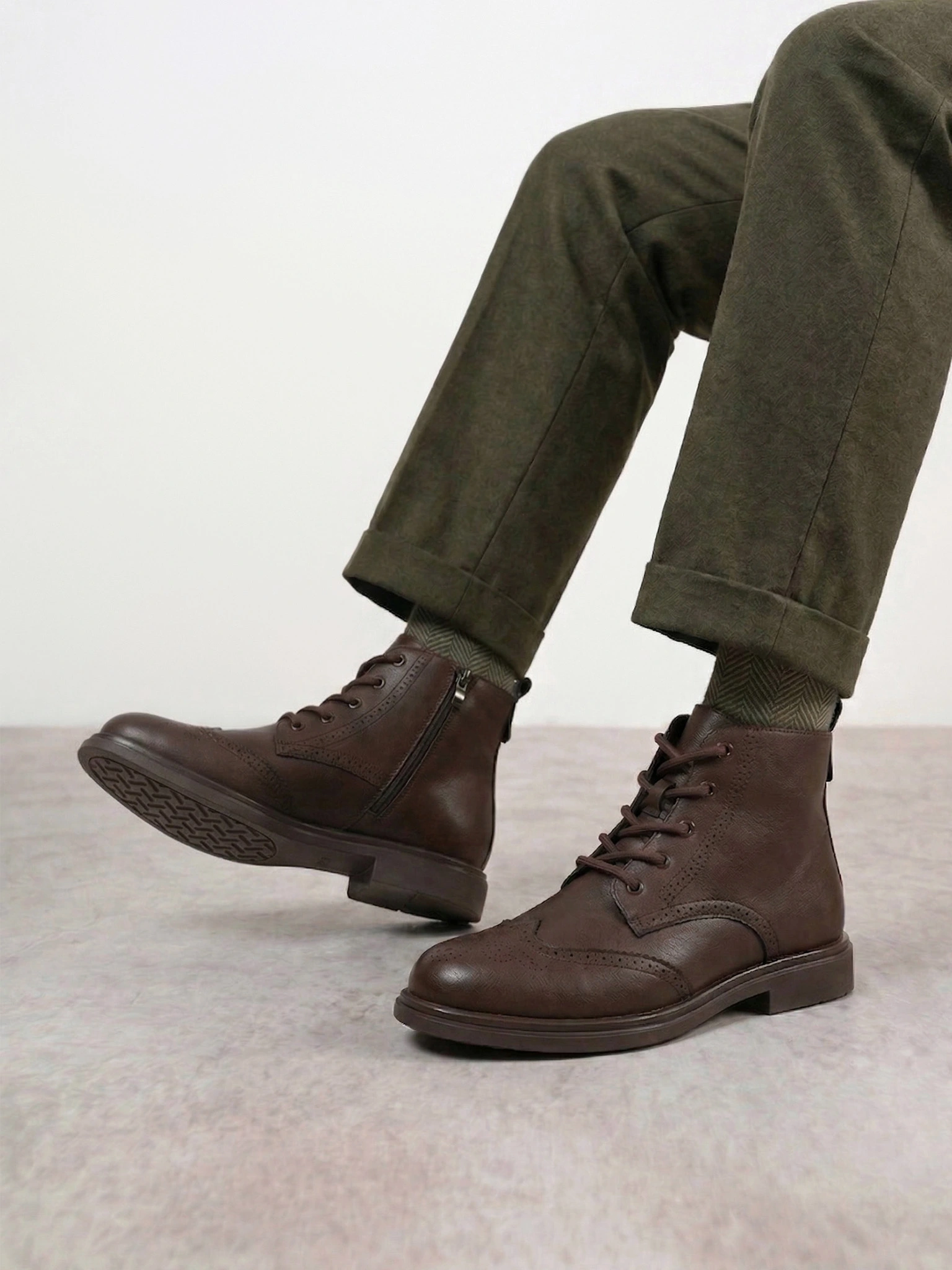 Ботинки-дерби коричневого цвета с декоративной перфорацией из натуральной кожи